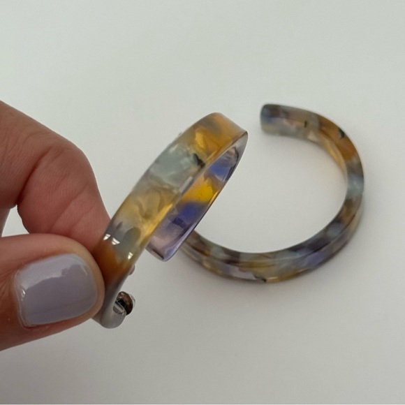 Plastic hoop earrings - Picture 2 of 3